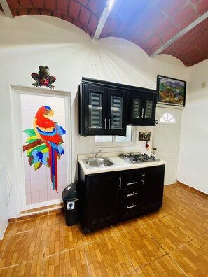 Frigorífic, placa de cuina, cafetera i tetera i liquadora