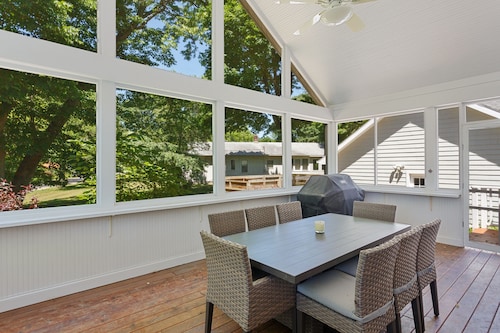 Sun's Up-Bar Down! Hot Tub, Putting Green, Fire Pit, 8 Min Walk to 2 Beaches!