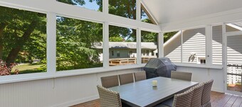 Sun's Up-Bar Down! Hot Tub, Putting Green, Fire Pit, 8 Min Walk to 2 Beaches!