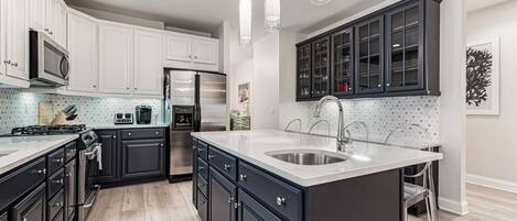 Refrigerador, microondas, horno y parrilla de estufa