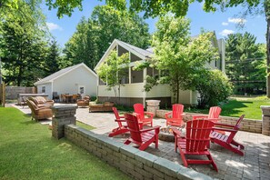 Outdoor dining - Sun's Up-Bar Down! Hot Tub, Putting Green, Fire Pit, 8 Min Walk to 2 Beaches! (Union Pier)