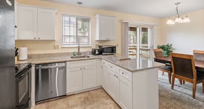 *Newly* Renovated Modern Townhouse Harris-Hershey