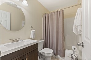 Combined shower/bathtub, hair dryer, towels