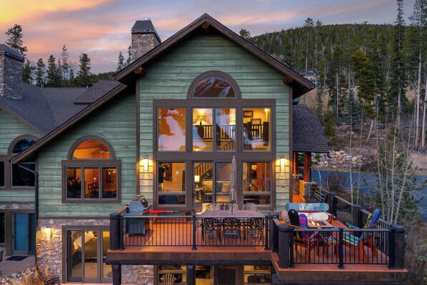 Outdoor dining - Highland Haven: Hot Tub, Views & Cozy Retreat (Winter Park)