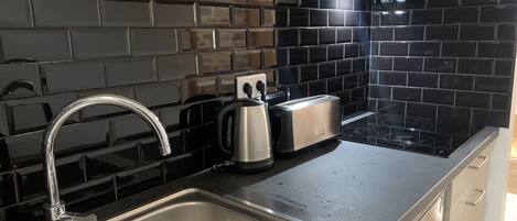 Réfrigérateur, four à micro-ondes, un four, surface de cuisson