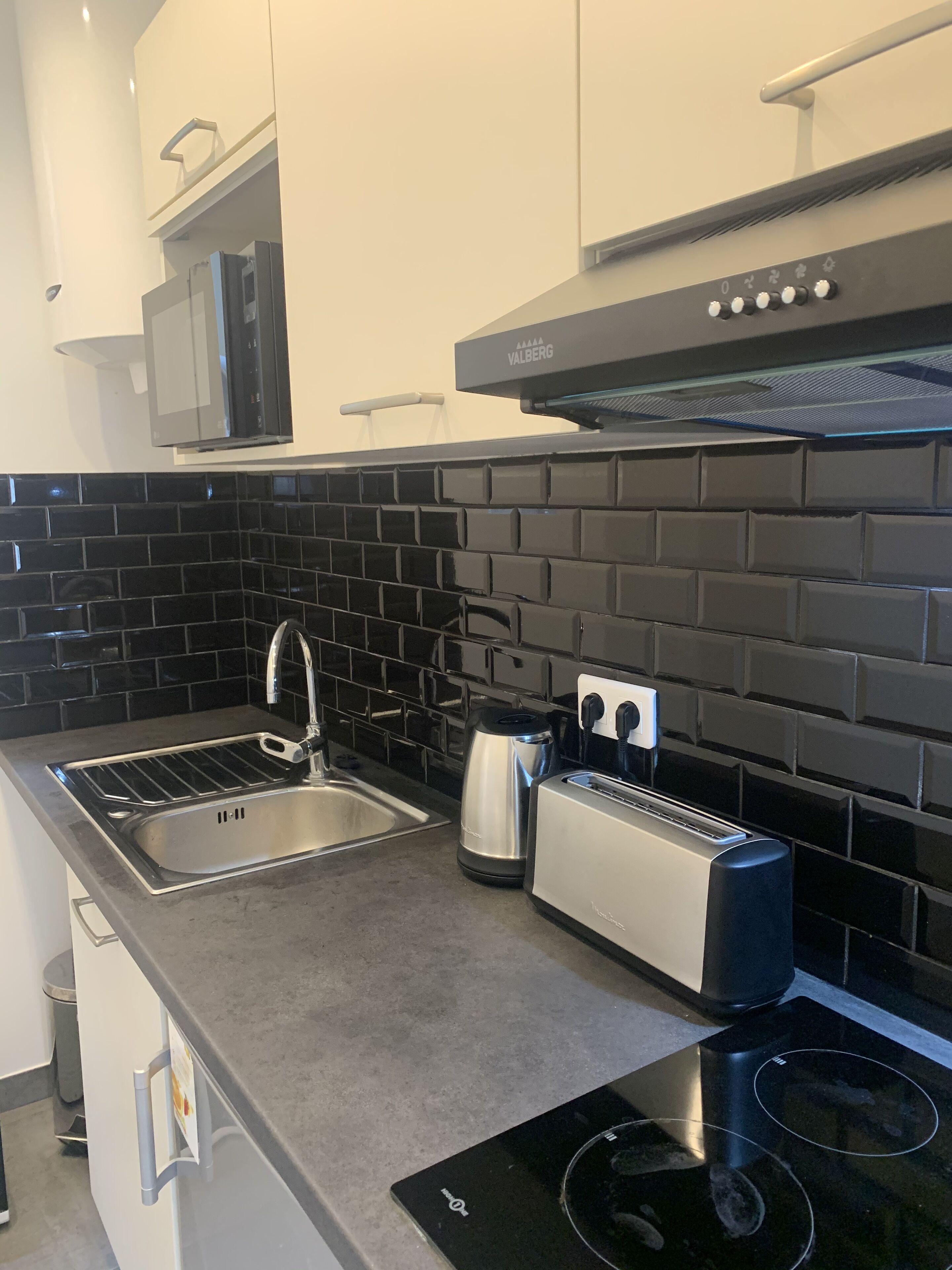 Een koelkast, een magnetron, een oven, een kookplaat