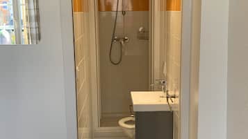 Douche, sèche-cheveux, serviettes fournies, savon