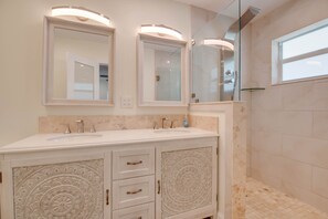 Chuveiro, secador de cabelo, toalhas de banho, papel higiênico