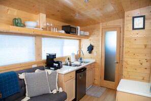 Pinyon Pines Tiny Home | 각각 다른 스타일의 인테리어, 각각 다르게 가구 비치, 무료 WiFi, 침대 시트