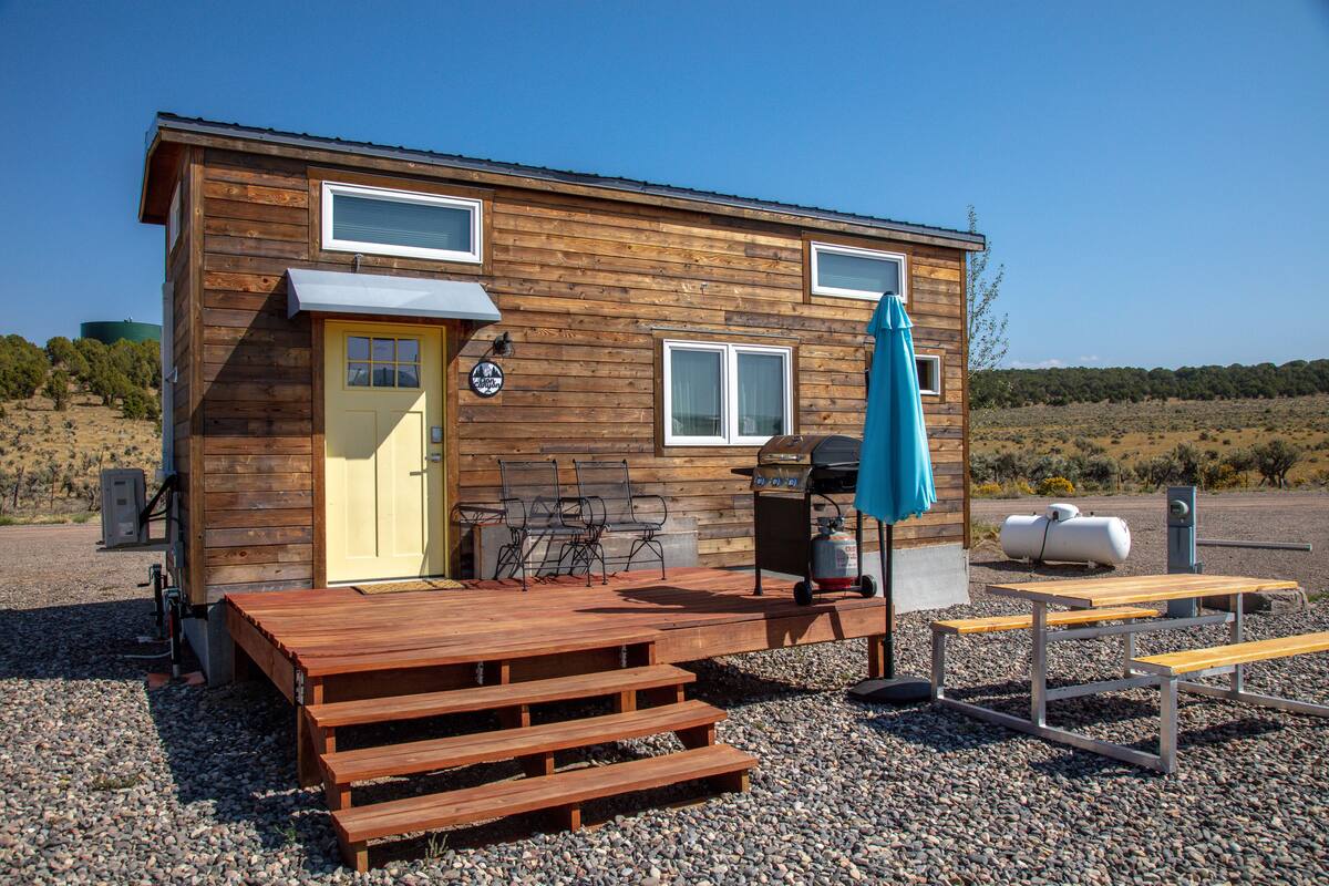 Lion Canyon Tiny Home | Wifi gratis, decoración personalizada y muebles diferentes