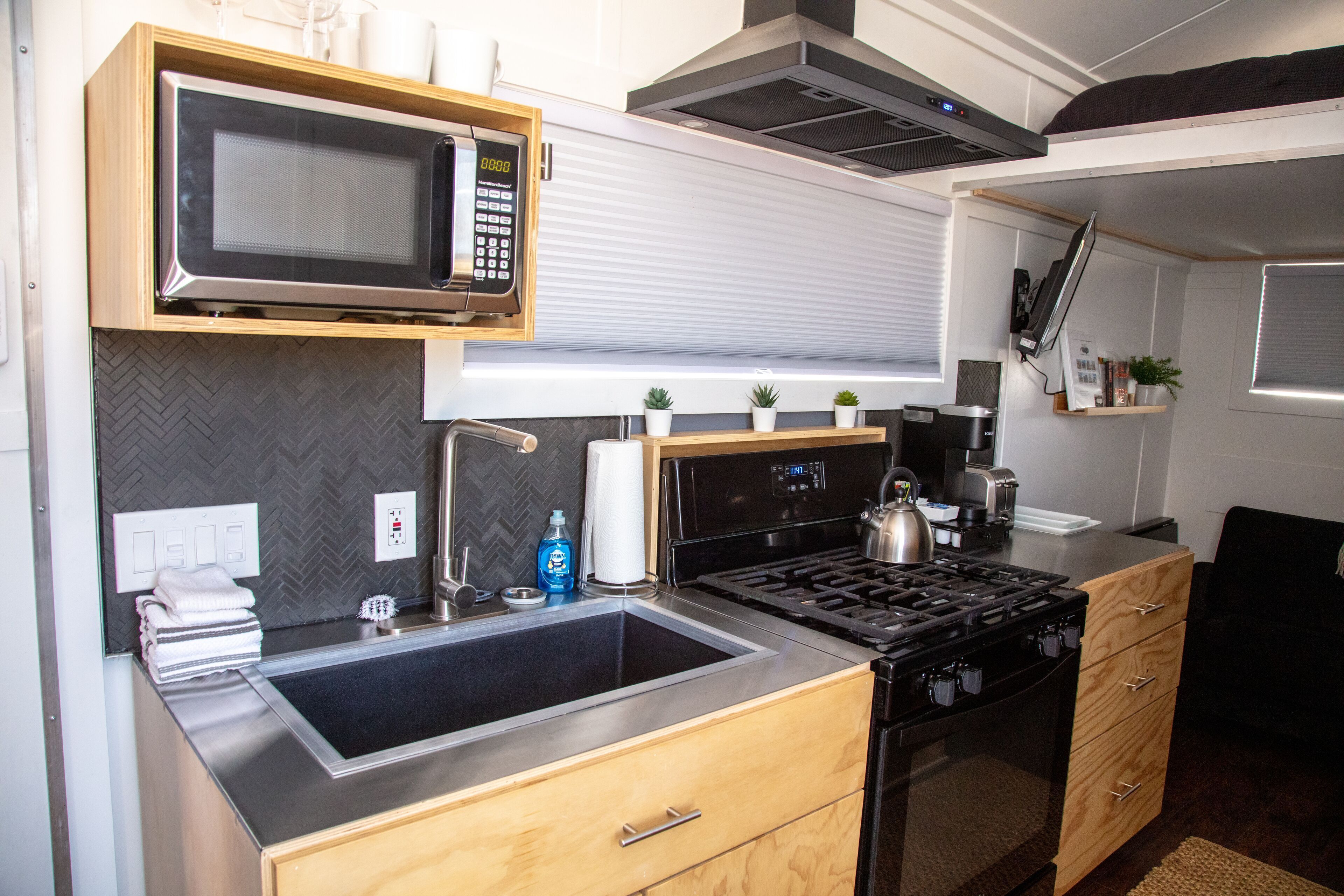 Private kitchen | Microwave, toaster, cookware/dishes/utensils, paper towels