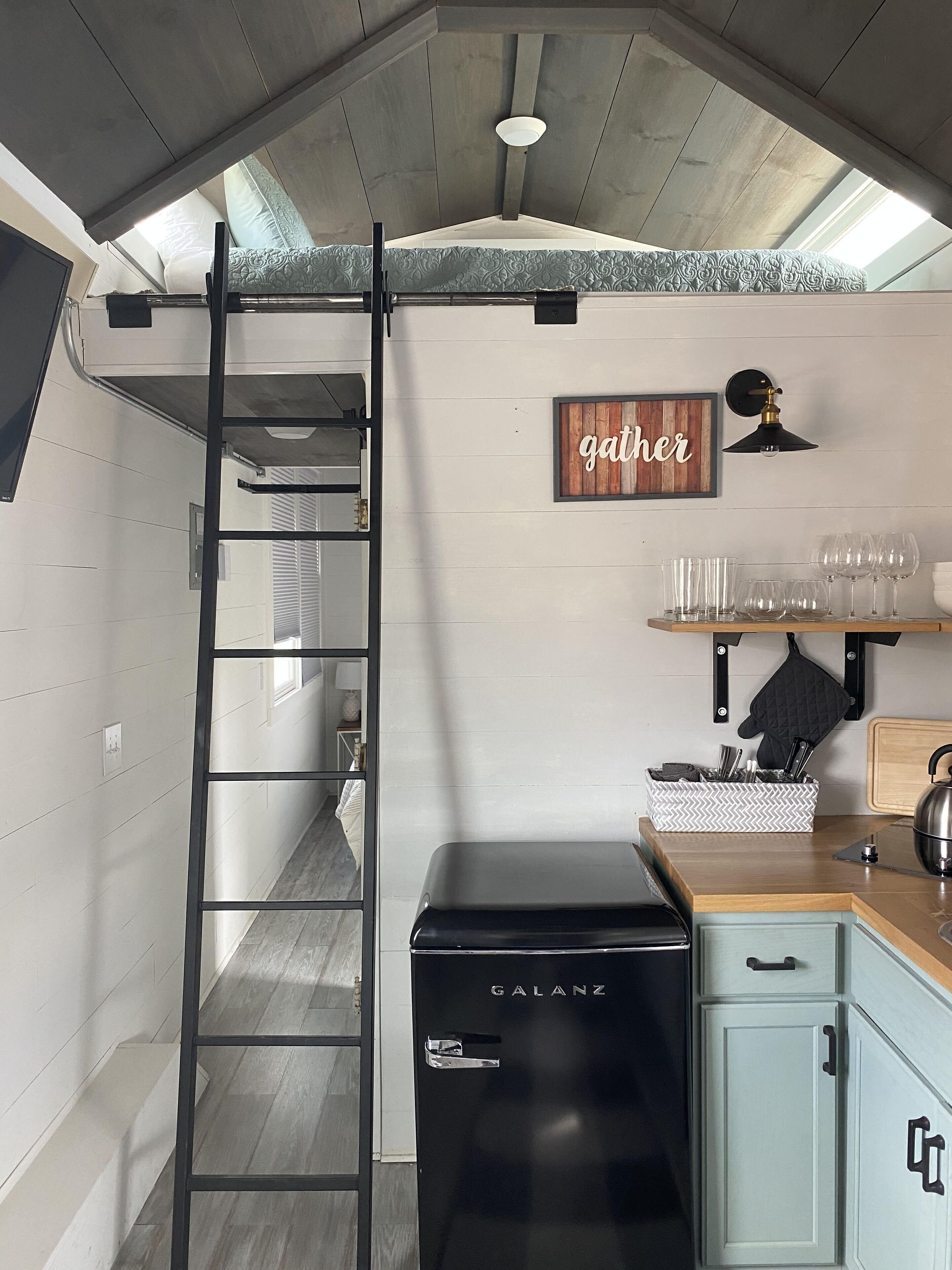 Farmhouse Tiny Home | Individually decorated, individually furnished, free WiFi, bed sheets