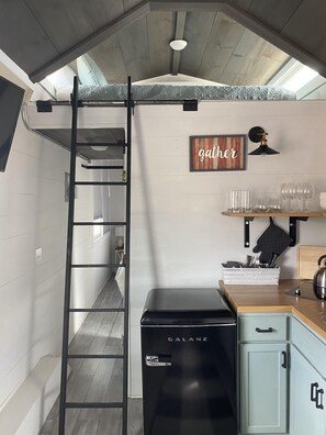 Farmhouse Tiny Home | Individually decorated, individually furnished, free WiFi, bed sheets