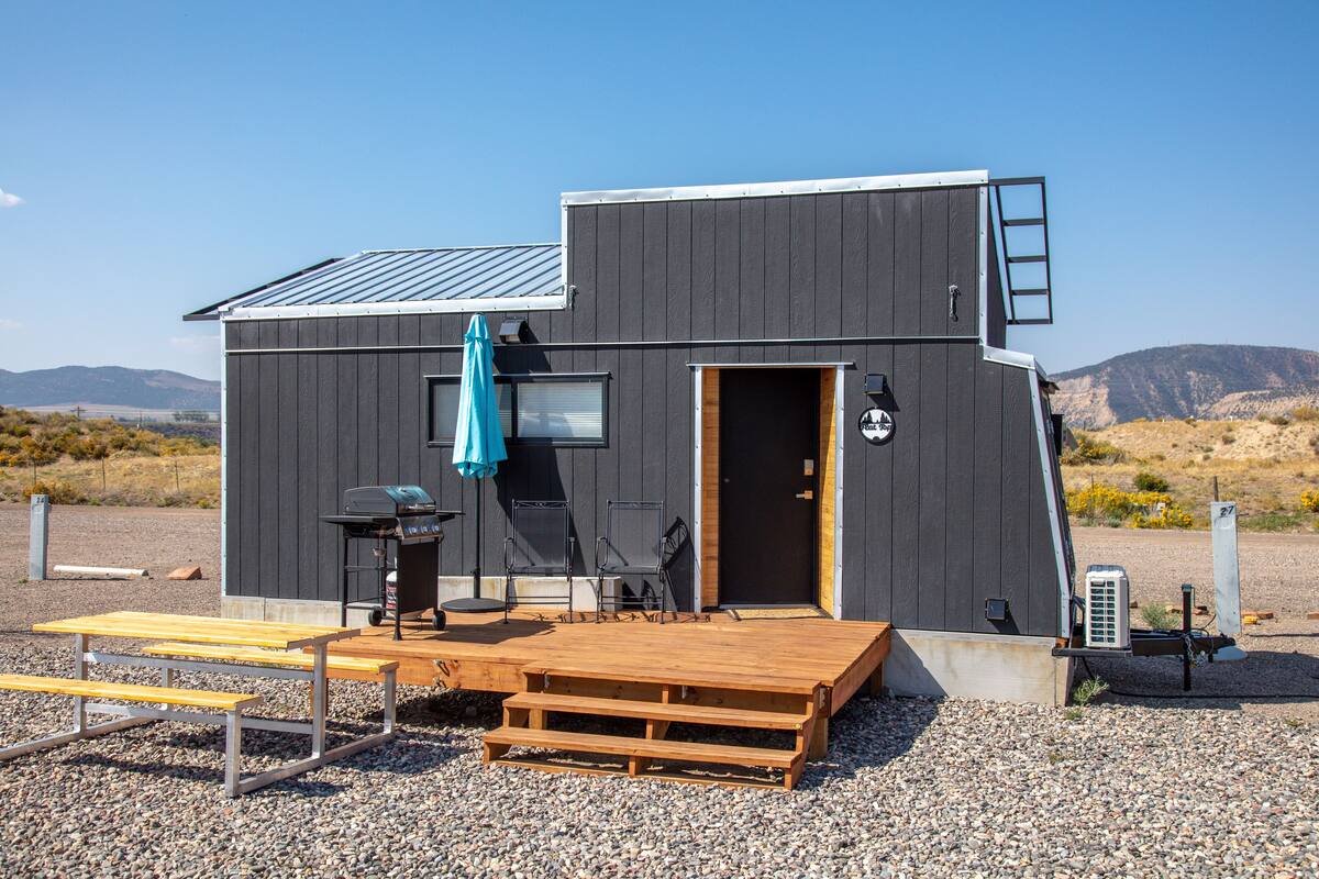 Flat Top Tiny Home | Wifi gratis, decoración personalizada y muebles diferentes