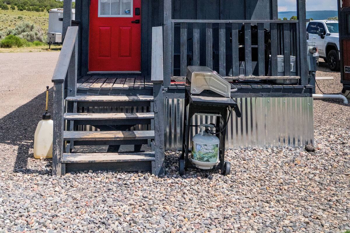 Wagon Wheel Tiny Home | Wifi gratis, decoración personalizada y muebles diferentes