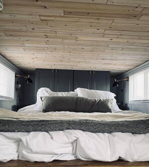 Sage Hill Tiny Home | 각각 다른 스타일의 인테리어, 각각 다르게 가구 비치, 무료 WiFi, 침대 시트