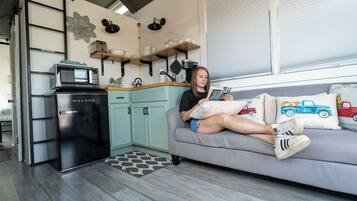 Farmhouse Tiny Home | Decoración individual, mobiliario individual, wifi gratis y ropa de cama