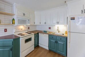 冷蔵庫、電子レンジ、オーブン、コンロ