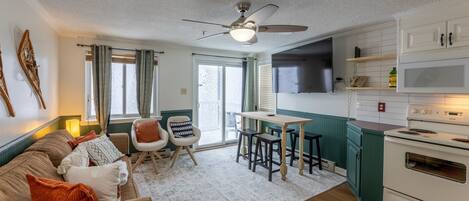 Smart TV, chimenea, reproductor de DVD, libros