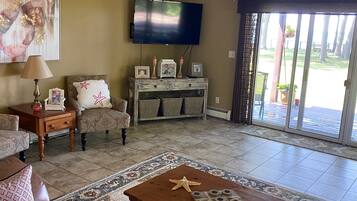 TV connectée, lecteur de DVD, table de tennis de table