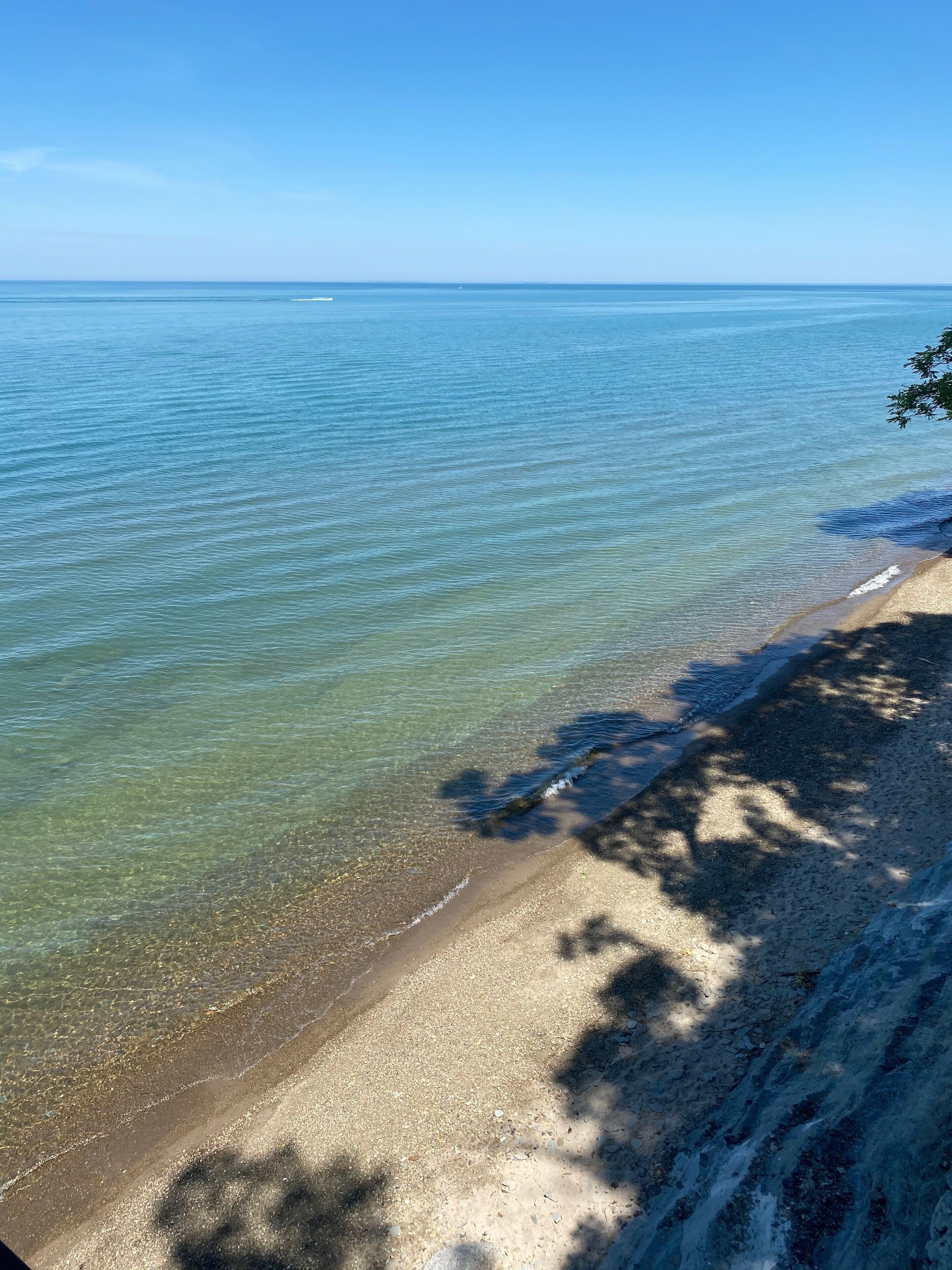 Perto da praia, espreguiçadeiras, toalhas de praia 