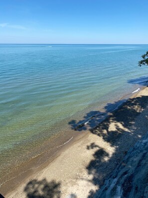 Beach nearby, sun-loungers, beach towels - Lake Front Home. Private stairs to private beach and bay. upscale 5 bedroom home (Irving)