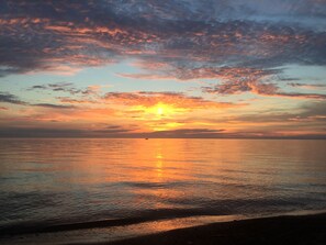 Beach nearby, sun loungers, beach towels - Lake Front Home. Private stairs to private beach and bay. upscale 5 bedroom home (Irving)