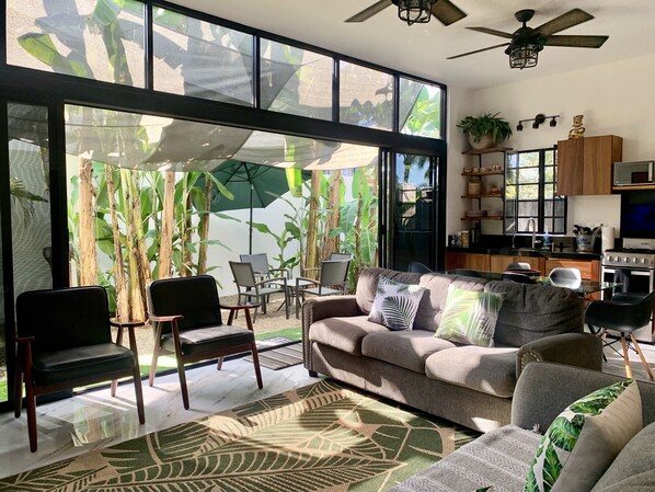 Smart TV - Villa Cocos, Modern Family Retreat, Cozy & Private just 3 Blocks from the Beach (San Francisco)