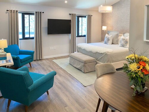 The Lofts at Paso Market Walk - The Tulip Tree Room
