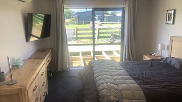 5 bedrooms, free WiFi, bed sheets