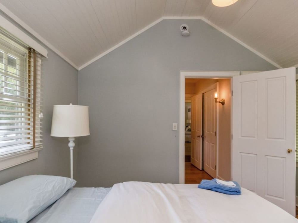 August- Ld, Pretty Cottage, South Of The Highway, Walking Distance To Beach - Hamptons, NY