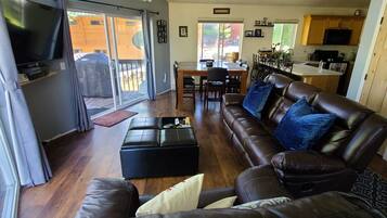 TV, videogiochi, lettore DVD, tavolo da calcetto