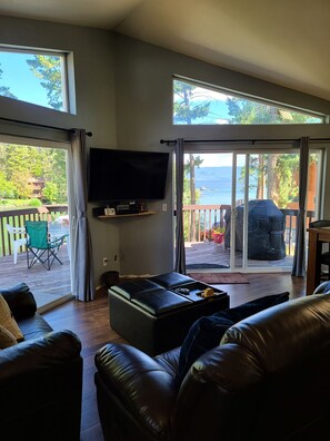 Télévision, jeux vidéo, lecteur de DVD, baby-foot