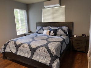 4 habitaciones, tabla de planchar con plancha, wifi y ropa de cama