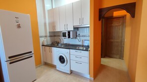 ثلاجة، ميكروويف، موقد طهي مسطح، ماكينة لصنع القهوة/الشاي