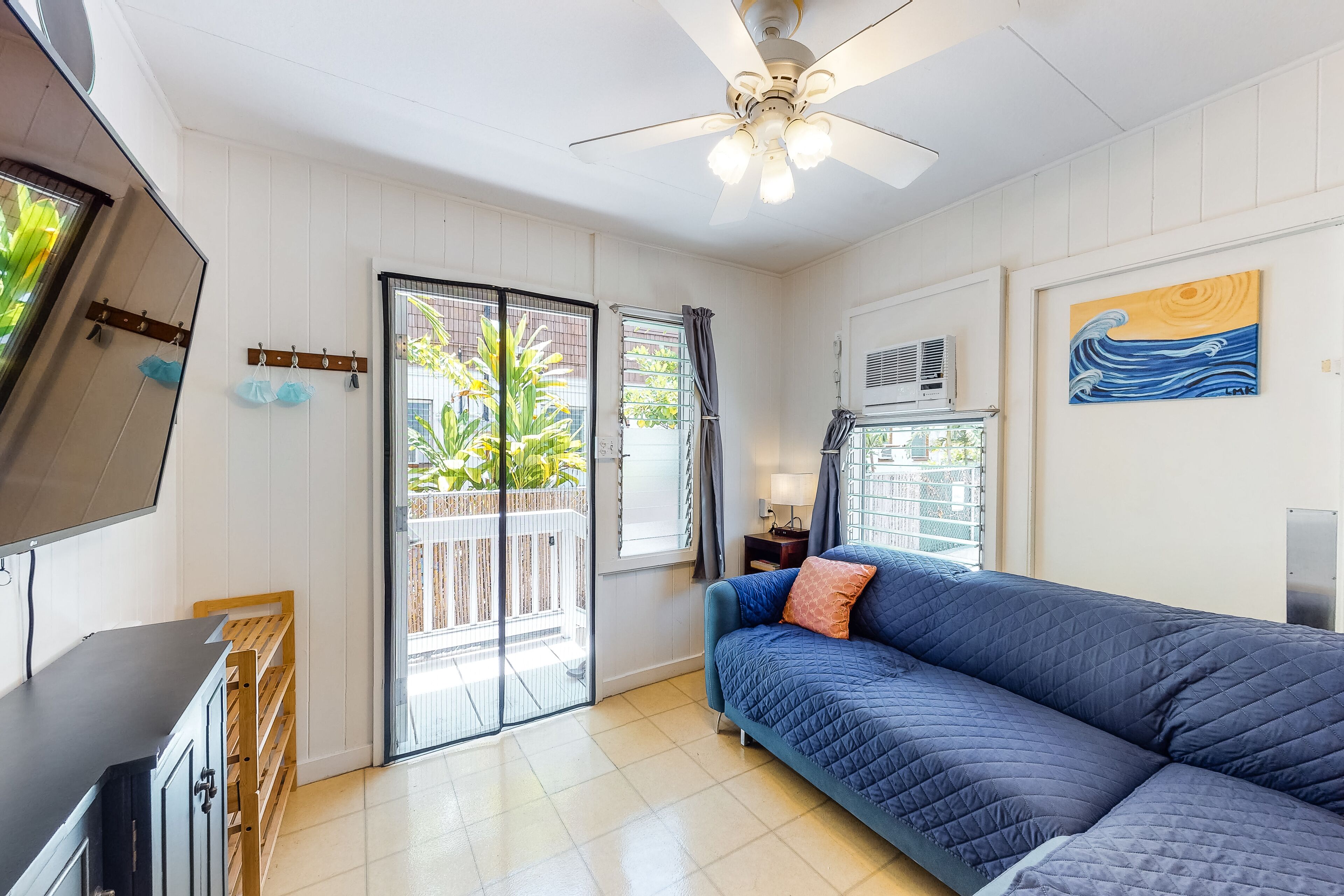 Diamond Head home with a full kitchen, WiFi, & bedroom A/C