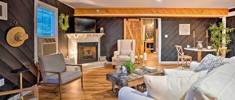 TV, fireplace