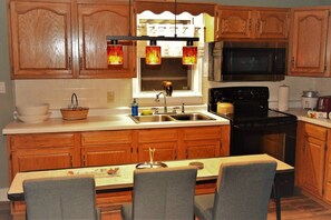 Fridge, microwave, oven, stovetop - The Bungalow: inviting retreat with a spacious backyard sets for BBQs.  (Grand Forks)
