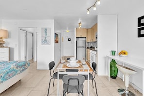 Dining - Lovely apartment in the heart of South Beach (Miami Beach)