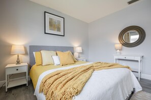 3 chambres, bureau, fer et planche à repasser, lit parapluie