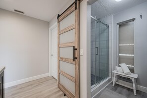 Ensemble douche/baignoire, sèche-cheveux, serviettes fournies