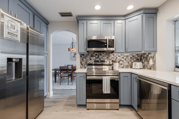 Kühlschrank, Mikrowelle, Ofen, Herdplatte