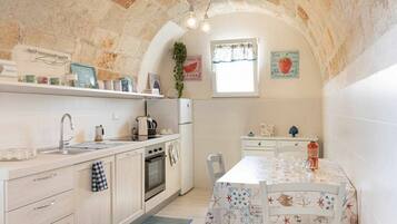 Frigorifero, forno, piano cottura, lavastoviglie