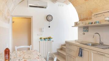 Frigorifero, forno, piano cottura, lavastoviglie