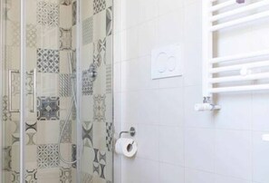Bruser, hårtørrer, bidet, håndklæder