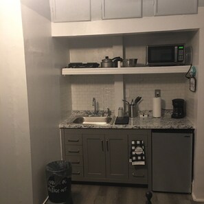 Refrigerador, microondas, parrilla de estufa y cafetera y tetera 