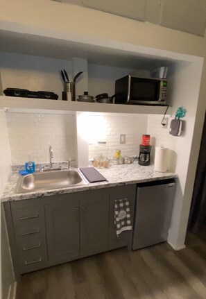 Fridge, microwave, stovetop, coffee/tea maker - Location ! Location!  (Tampa)