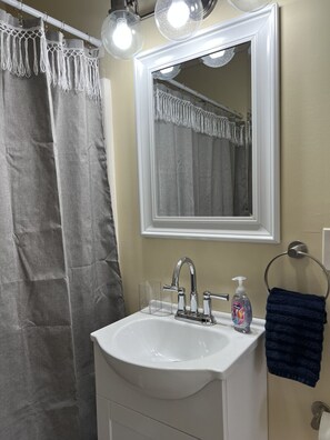 Hair dryer, towels - GOTL Hideaway Hut- Sunset Vacation Rentals (Geneva)