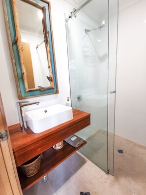 Douche, serviettes fournies, savon, papier toilette