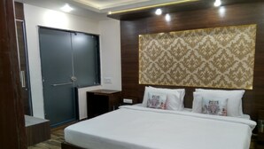 Deluxe Room, Balcony | Minibar, desk, WiFi (free) - Blite Guest House (Gurugram)